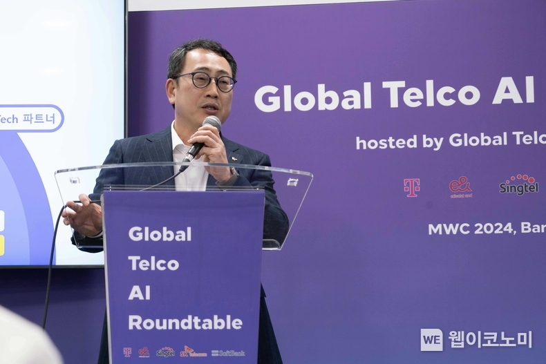 SK텔레콤은 지난 26일(현지시각) MWC24가 열리고 있는 스페인 바르셀로나에서 기자간담회를 개최하고, 도이치텔레콤, 이앤그룹, 싱텔그룹, 소프트뱅크 등 ‘글로벌 텔코 AI 얼라이언스(이하 GTAA, Global Telco AI Alliance)의 협업 의미와 SKT의 향후 AI 전략에 대해 밝혔다. 사진은 유영상 SKT 사장이 기자간담회에서 GTAA 합작법인 및 자사의 AI 전략에 대해 설명하는 모습. / 2024.02.27 (출처: SK텔레콤)
