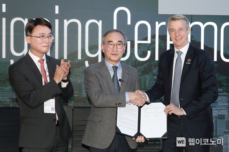  KT가 26일(현지시간) 스페인 바르셀로나 MWC 2024 전시장에서 세계이동통신사업자연합회(GSMA)와 2024년 M360 APAC 서울 개최를 위한 계약을 체결했다. 26일(현지시간) 스페인 바로셀로나 MWC 2024 전시장에서 (왼쪽부터)과학기술정보통신부 류제명 네트워크정책실장, KT 김영섭 대표, GSMA 마츠 그란리드 사무총장이 M360 APAC 서울 개최를 위한 계약 체결 후 기념촬영을 하고 있다. / 2024.02.27 (출처: KT)