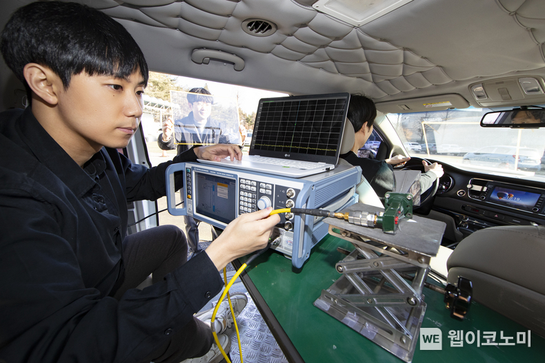 KT가 서울대학교 전기·정보공학부 연구팀과 5G 무선 통신 주파수 3.5GHz 대역과 KT스카이라이프 위성 주파수 12GHz 대역에서 RIS 기술을 개발했다. 서울 서초구 소재 KT 연구개발센터에서 KT 네트워크 연구원과 서울대학교 연구원이 RIS의 성능을 공동 검증하는 모습 / 2024.02.27 (출처: KT)
