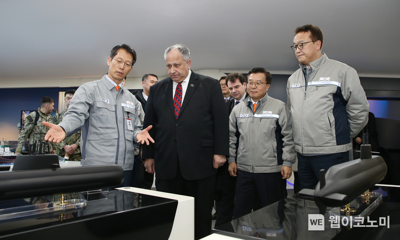 미국 해군성 카를로스 델 토로(Carlos Del Toro) 장관(왼쪽 두번째)은 27일 한화오션을 방문, 권혁웅 한화오션 대표이사(왼쪽 세번째)의 안내를 받아 함정 건조 현장을 둘러보고 미 해군 MRO사업을 포함한 함정 사업 수행을 위한 시설과 준비사항 등을 점검하고 협력방안에 대해 협의했다. / 2024.02.28 (출처: 한화오션)