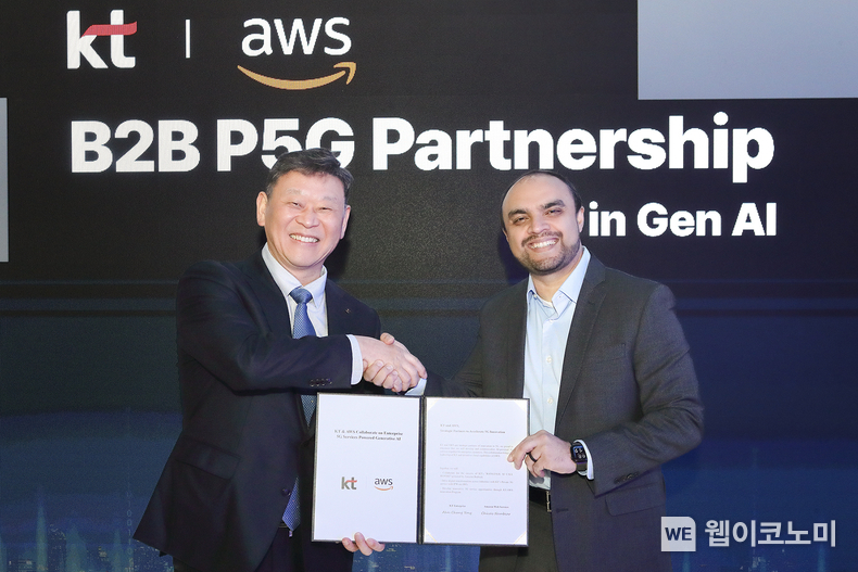 KT는 AWS와 MWC2024에서 B2B 고객의 모바일 서비스와 생성형 AI 분야에서 협력을 강화하는 파트너십을 체결했다. KT Enterprise부문장 안창용 부사장(좌측)과 시바스 남비아르 AWS 통신 글로벌 사업 총괄(우측)이 파트너십 체결 후 기념 촬영을 하고 있다. / 2024.02.29 (출처: KT)