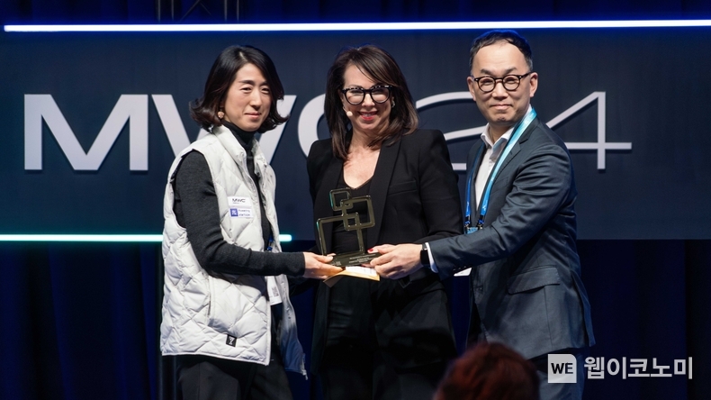 SK텔레콤이 세계적 권위의 'GSMA 글로벌 모바일 어워드(GSMA Global Mobile Awards, 이하 GLOMO) 2024'에서 AI기반 시각보조 음성 안내 서비스 ‘설리번파인더’, AI 클라우드 관리 플랫폼 ‘클라우드 레이다(Cloud Radar)’가 수상에 성공했다고 29일(바르셀로나 현지시간) 밝혔다. 엄종환 SKT ESG혁신 담당(왼쪽 세번째)과 조수원 투아트 대표(왼쪽 첫번째)가 GLOMO2024에서 AI기반 시각보조 음성 안내 서비스 ‘설리번파인더’로 수상하고 있다. / 2024.02.29 (출처: SK텔레콤)