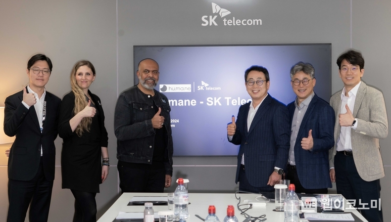 SK텔레콤은 MWC24에서 글로벌 시장에서 차세대 AI 기업으로 주목 받고 있는 휴메인(Humane), 퍼플렉시티(Perplexity) 등과 PAA(개인형 AI비서) 사업 고도화를 위한 전략적 파트너십을 맺었다고 29일 밝혔다. 28일(현지시간) MWC24 전시장에서 유영상 SKT 사장(오른쪽에서 3번째)과 임란 쵸드리(Imran Chaudhri) 휴메인 대표(왼쪽에서 3번째)가 온디바이스(On-Device) AI 협력을 위한 MOU 체결 후 기념 촬영하는 모습. / 2024.02.29 (출처: SKT)