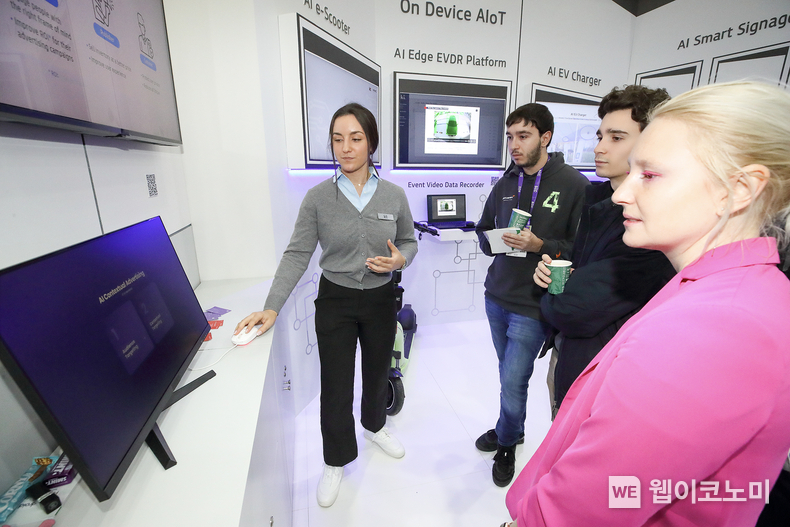 스페인 바르셀로나 MWC 2024 전시장에 마련된 KT와 나스미디어의 ‘AI 문맥 맞춤 광고 서비스’ 부스 / 2024.03.03 (출처: KT)