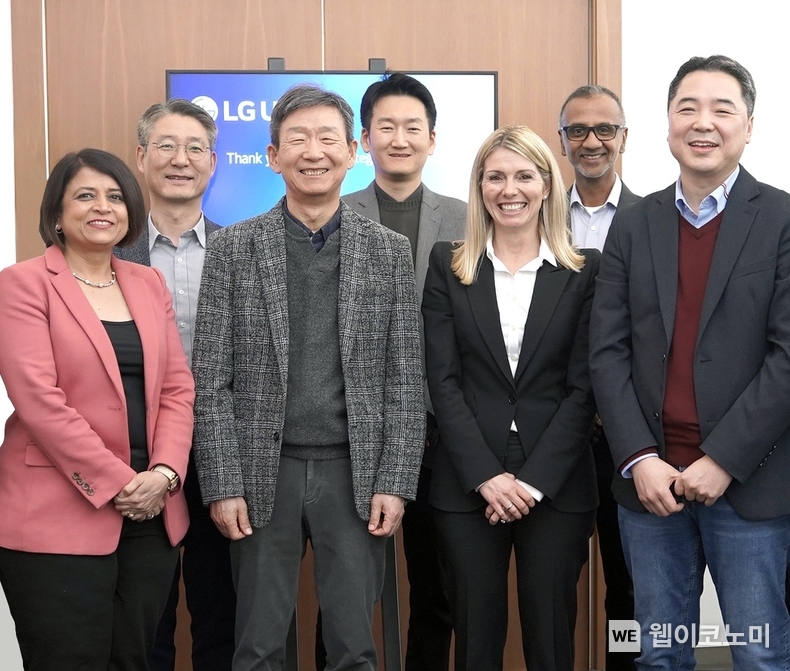 사진은 협약식에서 황현식 LG유플러스 대표(왼쪽 세 번째)와 캐서린 렌츠 AWS 산업부문 부사장(왼쪽 다섯 번째)이 양사 관계자들과 기념촬영을 하고 있는 모습. / 2024.03.03 (출처: LG유플러스)