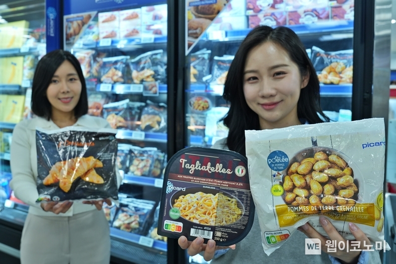  롯데마트 제타플렉스 잠실점 냉동매대에서 피카드 상품을 들고 홍보하는 모델의 모습 . 2024.03.04 (출처: 롯데쇼핑)