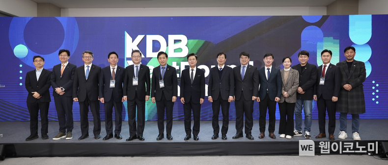 (왼쪽에서 다섯번째부터) 강석훈 산업은행 회장, 김주현 금융위원장, 김태흠 충남도지사, 배창우 충남지방중소벤처기업청장, 강희준 충남창조경제혁신센터장, 남승일 충남벤처협회장 / 2024.03.04 (출처: 산업은행)