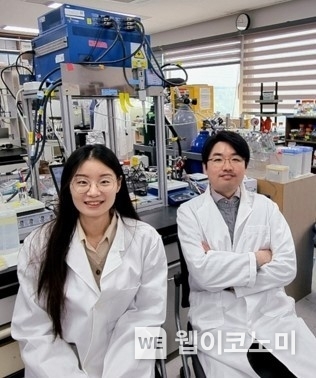연구진 사진. (왼쪽부터) 김지선교수, 조강우교수 / 2024.03.06 (출처: POSTECH)