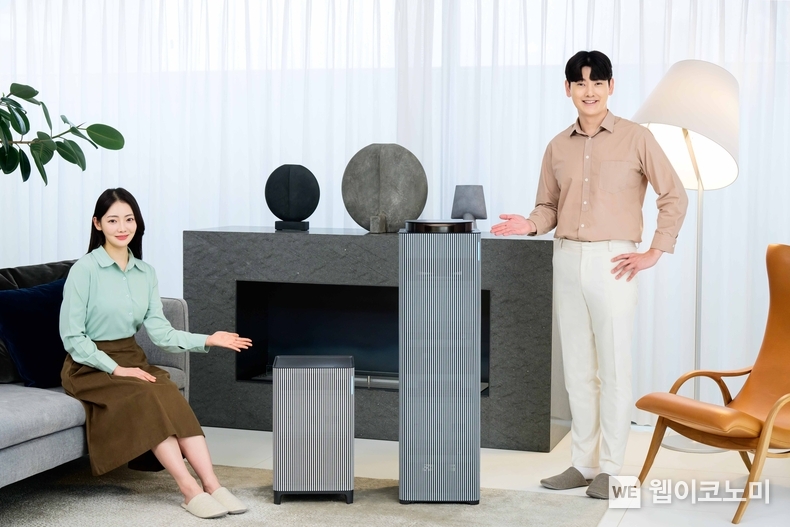 삼성전자 모델이 AI 기능 프리미엄 공기청정기 '비스포크 큐브 에어 인피니트 라인'을 소개하고 있다. / 2024.03.06 (출처: 삼성전자)