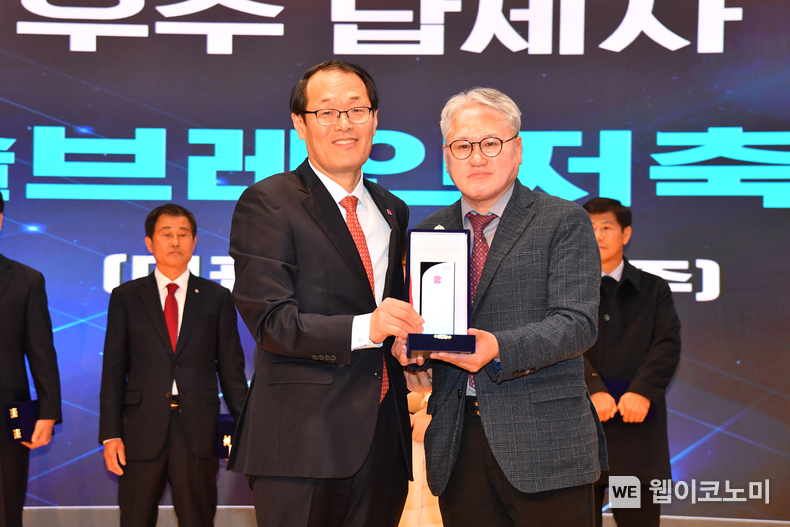 (왼쪽부터) 시상자 이준승 부산시 행정부시장, 수상자 한삼주 솔브레인저축은행 대표이사 / 2024.03.07 (출처:솔브레인저축은행)
