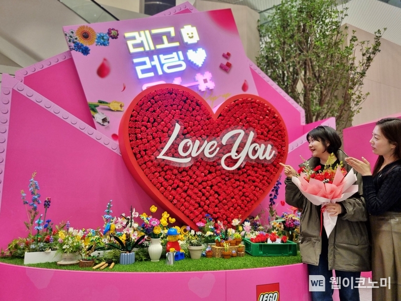 롯데백화점 동탄점 1층에서 진행 중인 레고 러빙 유_팝업을 구경 중인 고객 / 2024.03.10 (출처: 롯데쇼핑)
