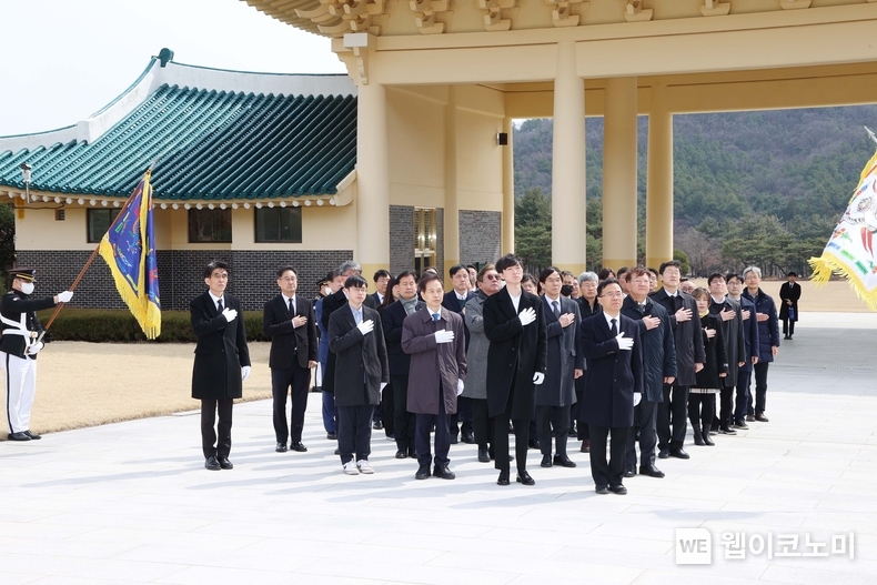 KAIST 이광형 총장과 주요 보직자, 학생 대표 약 40여명이 국립대전현충원을 찾아 참배하는 모습 / 2024.03.11 (출처: KAIST)