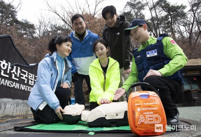 에스원 임직원이 공원 관계자에게 AED 사용법을 안내하고 있다 / 2024.03.11 (출처: 에스원)