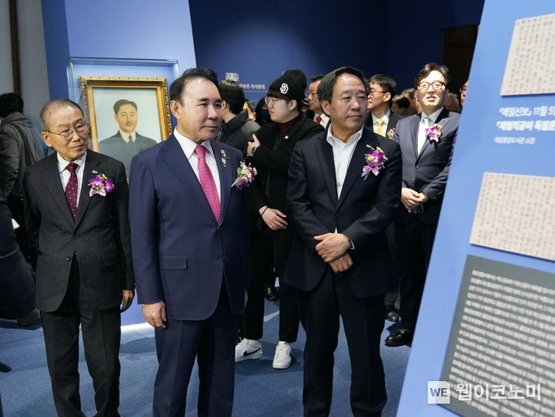 지난해 12월 1일, 1대 1,000의 전설 ‘김상옥 의사’ 특별전 ‘김상옥, 겨레를 깨우다’에서 김상옥의사기념사업회 윤홍근 회장(제너시스BBQ 그룹 회장, 가운데)과 김상옥 의사 외손 김세원 선생(왼쪽), 강승규 전 청와대 시민사회수석(오른쪽)이 김상옥 의사의 항일 투쟁 설명자료를 살펴보고 있다 / 2024.03.12 (출처: 제너시스BBQ)