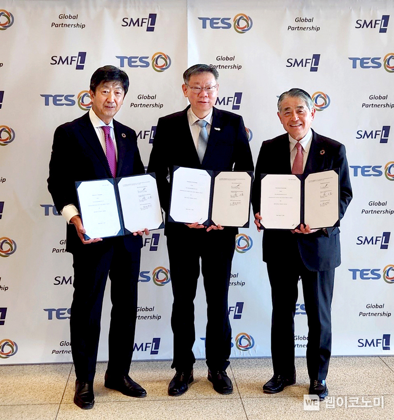 11일 일본 도쿄 미쓰이스미토모은행 본사에서 열린 협약식에서 테렌스 응(Terence Ng) 테스 CEO(사진 중앙)와 마사키 타치바나(Masaki Tachibana) SMFL CEO(오른쪽), 히로츠구 하라다(Hirotsugu Harada) SMFLR CEO(왼쪽)이 기념촬영을 하고 있다. / 2024.03.12 (출처: SK에코플랜트)