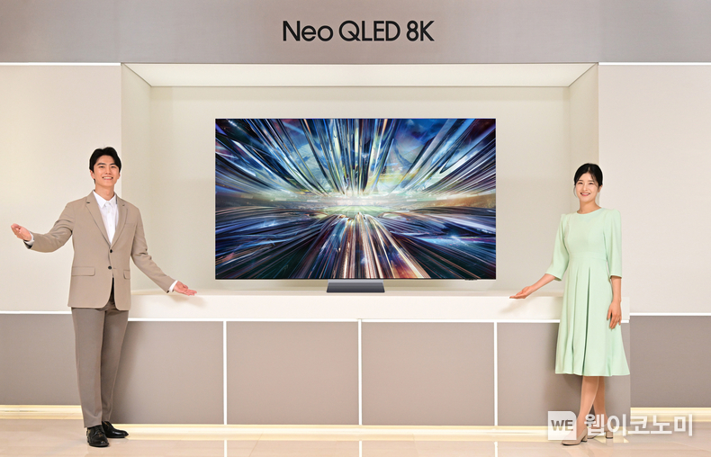 삼성전자 모델이 역대급 성능의 '3세대 AI 8K 프로세서'를 탑재한 2024년형 Neo QLED 8K TV 신제품을 소개하고 있다. / 2024.03.13 (출처: 삼성전자)