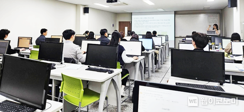 경상국립대학교(GNU) IT공과대학 소프트웨어공학과는 최근 국방기술품질원 재직자 139명을 대상으로 데이터분석 실습과정 강좌를 진행했다. / 2024.03.14 (출처: 경상국립대학교)