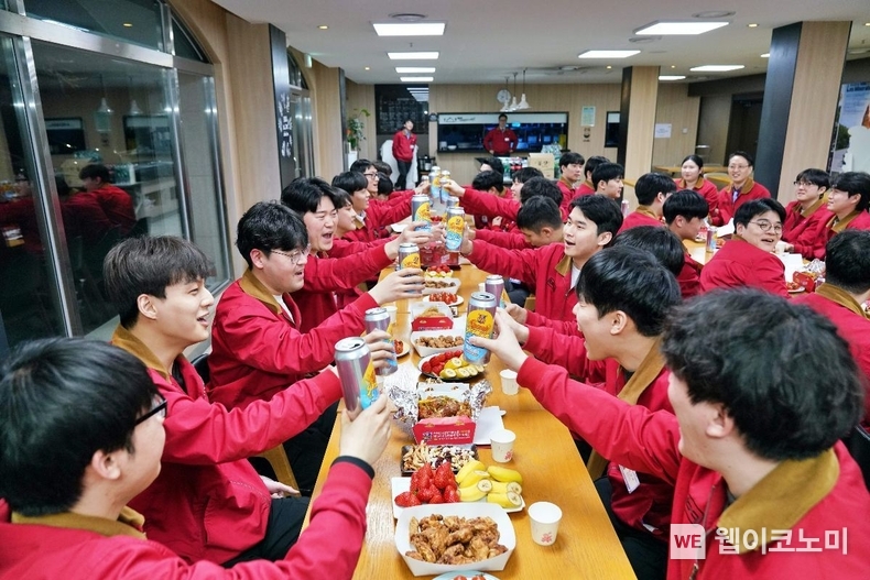 BBQ가 현업과의 소통을 강화해 기존의 틀을 깬 S-OJT교육 프로그램의 일환으로 선·후배들과 '캔 미팅'을 진행하고 있다 / 2024.03.15 (출처: 제너시스BBQ)