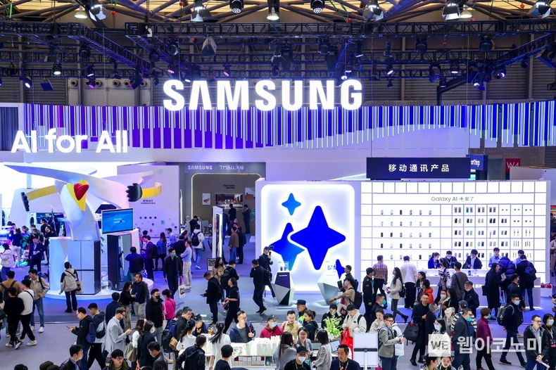 AWE 2024가 열리고 있는 중국 상하이 삼성전자 전시관에서 관람객들이 다양한 제품과 솔루션들을 체험하고 있다. / 2024.03.15 (출처: 삼성전자)