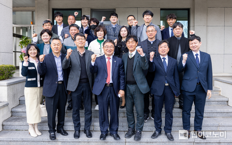 경상국립대학교 공무원직장협의회는 3월 19일 오전 경상국립대 가좌캠퍼스 공무원직장협의회 사무실에서 ‘경상국립대학교 제13대 공무원직장협의회 출범식’을 개최했다. / 2024.03.19 (출처: 경상국립대학교)