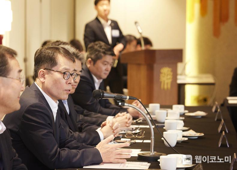 사진은 19일 서울시 중구 은행연합회에서 개최된 애널리스트 간담회에서 김성태 IBK기업은행장이 참석자들과 대화하고 있는 모습 / 2024.03.19 (출처: IBK기업은행)