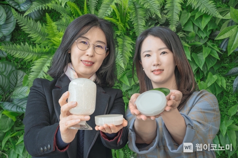 LG화학의 연구ㆍ마케팅 담당자가 CO2플라스틱으로 만든 화장품 용기를 들고있다. / 2024.03.20 (출처: LG화학)