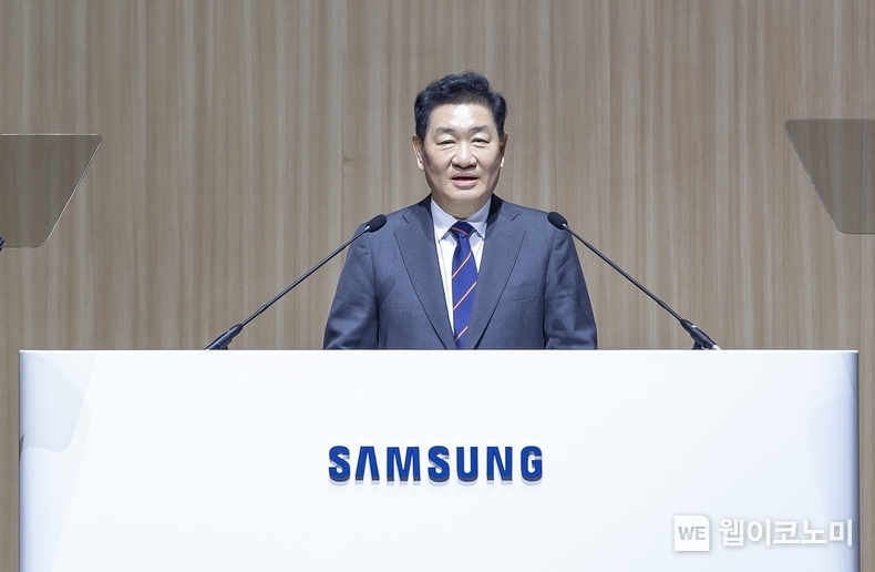 삼성전자가 20일 경기도 수원시 수원컨벤션센터에서 주주, 기관투자자, 경영진이 참석한 가운데 제55기 정기 주주총회를 개최했다. 한종희 대표이사 부회장이 의장 인사말을 하는 모습 / 2024.03.20 (출처: 삼성전자)