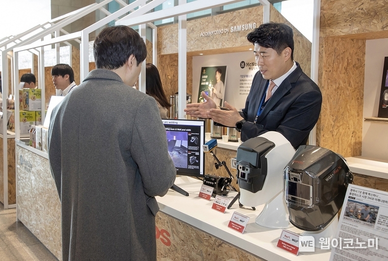 삼성전자가 20일 경기도 수원시 수원컨벤션센터에서 주주, 기관투자자, 경영진이 참석한 가운데 제55기 정기 주주총회를 개최했다. 삼성전자 제55기 정기 주주총회에서 주주들이 삼성 스마트공장 기업들의 제품과 기술을 소개하는 상생마켓 존을 둘러보고 있다. / 2024.03.20 (출처: 삼성전자)