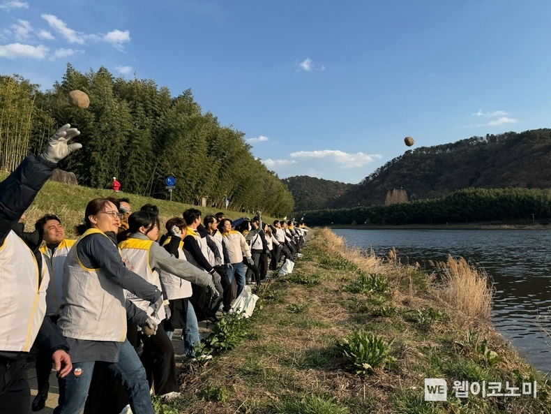 한국동서발전㈜(사장 김영문)는‘세계 물의 날’을 맞이하여 20일(수) 울산 태화강에서 하천 수질 개선을 위한‘친환경 흙공 던지기’ 행사를 진행했다고 21일 밝혔다.<br>
사진은 한국동서발전 직원들이 태화강에 EM흙공을 던지고 있는 모습 / 2024.03.21 (출처: 한국동서발전)