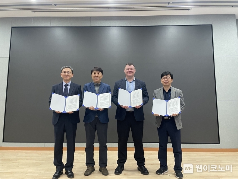 경상국립대학교(GNU)는 3월 20일 오후 가좌캠퍼스 항공우주산학협력관에서 ‘2024년 한국-미국 무탄소 전기추진 항공 국제협력 워크숍’을 개최했다. 사진은 NDA 협약 체결식 / 2024.03.21 (출처: 경상국립대학교)