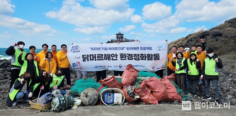 하이트진로 제주지점과 제주시 아라종합사회복지관 임직원 약 20명이 지난 20일 제주시 조천읍 닭머르 해안 및 인근 해안도로에서 해양 쓰레기 수거 활동을 진행했다. / 2024.03.22 (출처: 하이트진로)