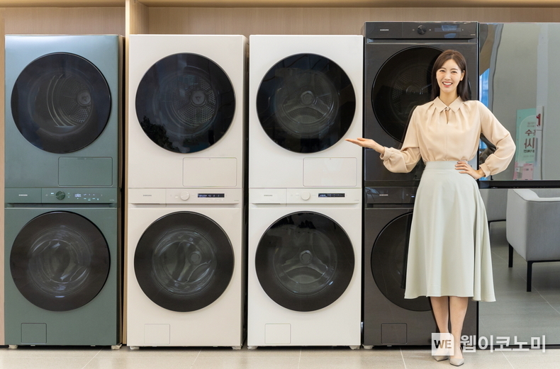 삼성전자가 신개념 세탁건조기 '비스포크 AI 콤보'로 높은 인기를 이어가는 가운데, 2024년형 '비스포크 그랑데 AI 원바디 탑핏'과 '비스포크 그랑데 AI'를 22일부터 차례로 출시한다. 삼성전자 모델이 국내 최대 22kg 건조용량, 강화된 AI 맞춤건조 기능을 갖춘 '비스포크 그랑데 AI' 시리즈 건조기를 소개하고 있다. / 2024.03.22 (출처: 삼성전자)