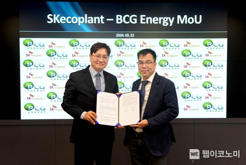 22일 서울 종로구 수송동 SK에코플랜트에서 열린 SK에코플랜트-BCGE 간 ‘베트남 재생에너지 사업 공동 협력 및 개발 업무협약(MOU)’ 체결식에서 김정훈 SK에코플랜트 솔루션 BU 대표(왼쪽)와 팜 민 뚜언(Pham Minh Tuan) BCGE 사장(오른쪽)이 기념촬영을 하고 있다. / 2024.03.22 (출처: SK에코플랜트)