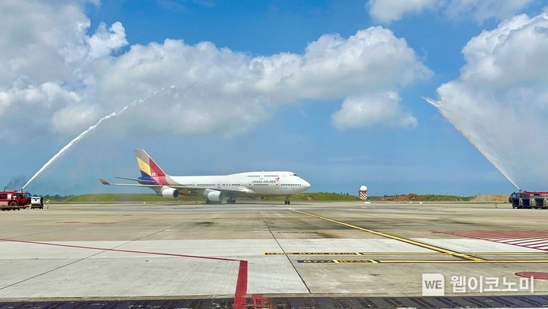  아시아나항공 B747 여객기가 25일(현지시간) 타이베이 타오위안 국제공항에 도착해 마지막 운항 기념 물대포 환영(Water Salute)을 받고 있다. / 2024.03.25 (출처: 아시아나항공)