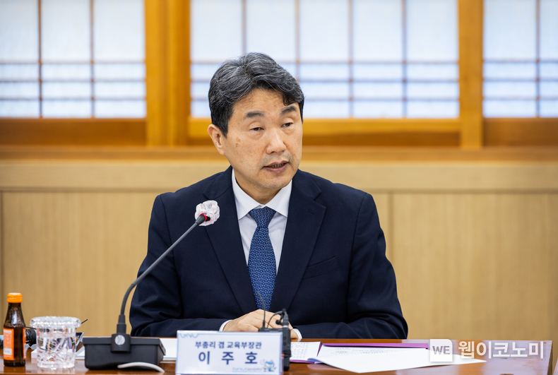 이주호 부총리 겸 교육부 장관은 3월 25일 오후 경상국립대와 경상국립대병원을 내방하여 의과대학 정원 배정에 따른 대학의 교육여건 개선 계획과 준비 상황을 점검하고 대학의 의견을 수렴했다. / 2024.03.25 (출처: 경상국립대학교)