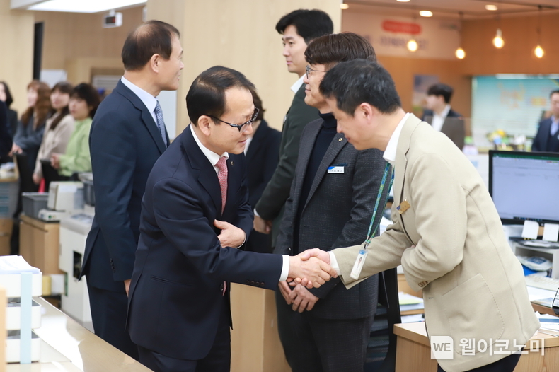 여영현 상호금융대표이사(왼쪽)가 동서울농협 직원을 격려하고 있다. / 2024.03.26 (출처: 농협)