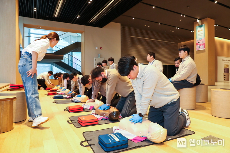 삼성전자의 오프라인 매장인 삼성스토어가 임직원 대상으로 매장 내 응급 상황 발생 시 대처능력 향상을 위한 '응급처치 및 심폐소생술(CPR) 교육'을 실시한다. 사진은 삼성스토어 부천중동점에서 교육 중인 모습. /. 024.03.26 (출처: 삼성전자)