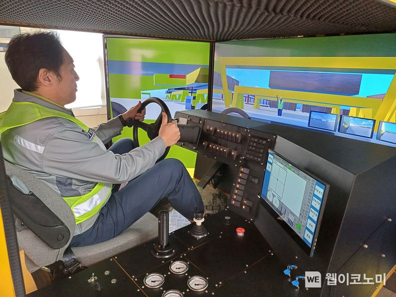 한화오션 거제사업장에 위치한 블록운반팀 VR 교육장에서 ‘VR 기반 트랜스포터 시뮬레이터’를 통해 트랜스포터 운행 실습이 진행되고 있다. / 2024.03.26 (출처: 한화오션)