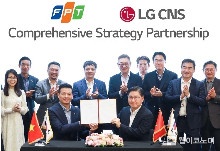 LG CNS 현신균 대표(오른쪽 다섯번째)와 FPT그룹 응우옌 반 코아(왼쪽 네번째) CEO 등 관계자가 지켜보는 가운데 통신/유통/서비스사업부장 박상균 전무와 FPT그룹 부 아잉 뚜 CTO가 MOU를 체결하고 있다. / 2024.03.26 (출처: LG CNS)
