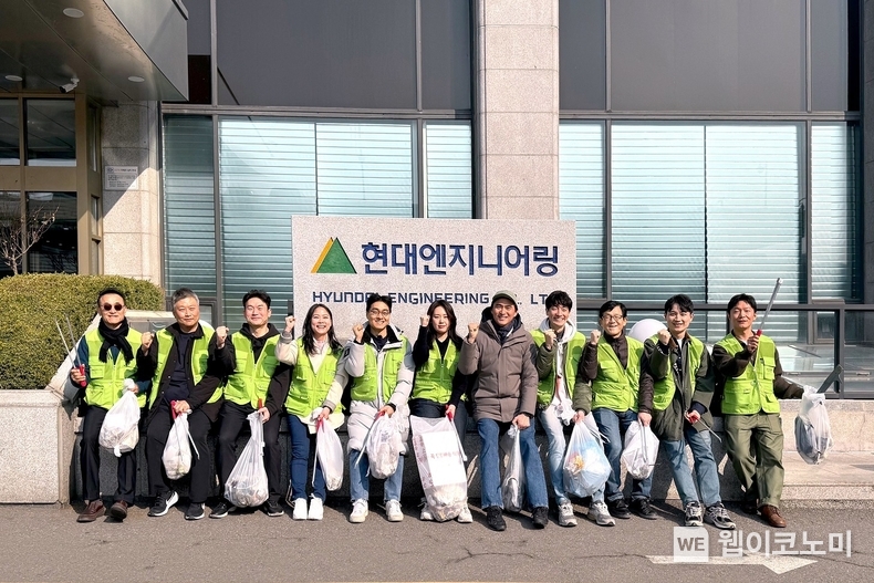 지난 13일(수), 환경 정화 봉사활동에 참여한 현대엔지니어링 임직원들과 배우 김석훈이 기념 사진을 촬영하고 있다. / 2024.03.26 (출처: 현대엔지니어링)