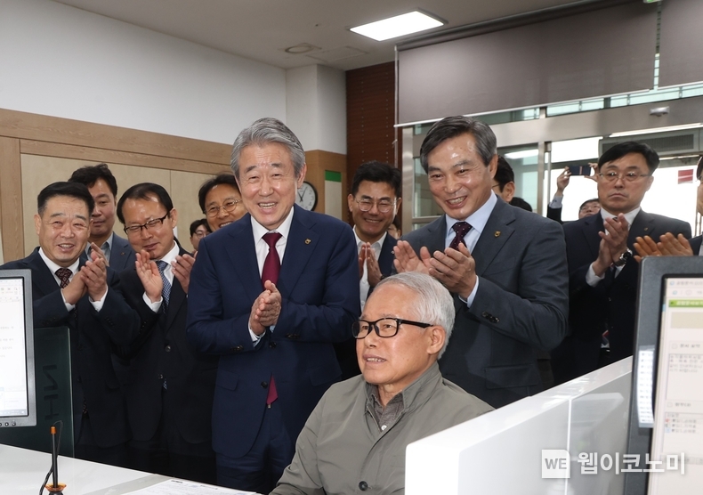27일 경기 안성시 서안성농협 본점에서 열린 '새출발 행복농촌 상생대출' 가입행사에 강호동 농협중앙회장 및 농협 임직원이 참석했다. / 2024.03.27 (출처: 농협)