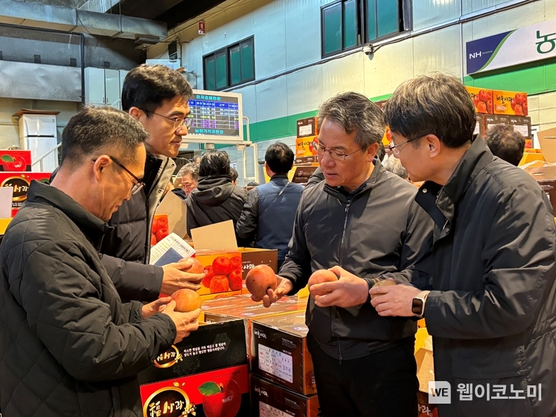 농협경제지주 박서홍 신임 농업경제대표이사(오른쪽 2번째)가 취임 첫 행보로 농협 가락공판장을 찾아 사과 등 주요 농산물의 수급상황을 점검하고 있다. / 2024.03.27 (출처: 농협)