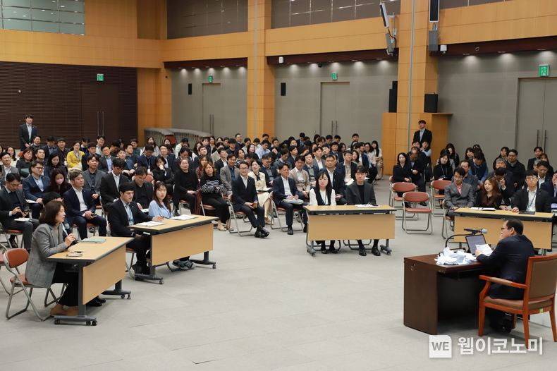농협 여영현 신임 상호금융대표이사가 『새로운 대한민국 농협 구현을 위한 상호금융의 반성과 도전』 을 주제로 한 직원과의 대화 중 발표자의 의견을 경청하고 있다. / 2024.03.28 (출처: 농협)
