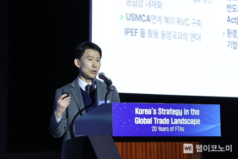 3월 28일 산업통상자원부(장관 안덕근) 주최로 서울 웨스틴 조선 호텔에서 열린 FTA 20주년 기념행사에서 이지형 KOTRA 경제통상협력본부장이 ‘FTA해외활용지원센터를 활용한 수출 성공 사례’를 주제로 발표하고 있다. / 2024.03.29 (출처: KOTRA)