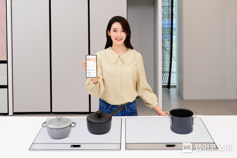 삼성전자가 원격 제어 기능으로 안심을 더한 2024년형 '비스포크 인덕션' 신제품을 29일 출시한다. 산업통상자원부의 산업융합 규제 샌드박스 승인을 받아, 모바일로 인덕션 전원을 끄거나 버튼을 잠글 수 있는 원격 제어 기능을 탑재한 제품이다. (사진) 삼성전자 모델이 신제품을 소개하는 모습 / 2024.03.29 (출처: 삼성전자)