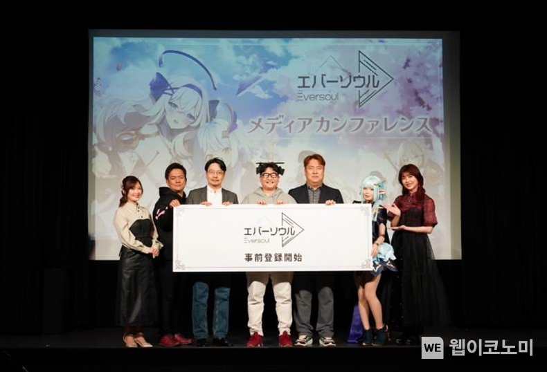 미디어 콘퍼런스 포토타임_(왼쪽부터)MC 츄니, 일본 운영 PM 츠루P, 카카오게임즈 이시우 부사장, 나인아크 김철희 PD, 나인아크 이건 대표, 코스프레 모델 아카세 아카리, 성우 마에다 레나> / 2024.03.29 (출처: 카카오게임즈)