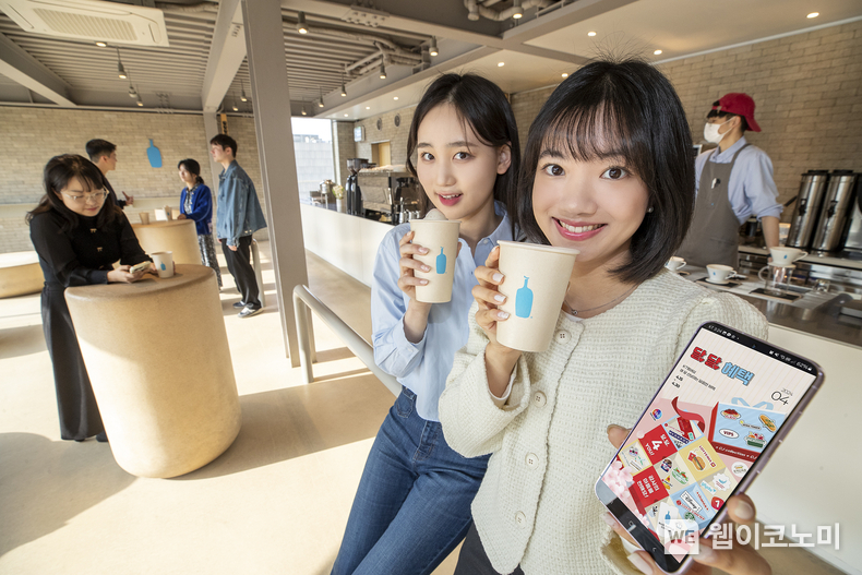 KT가 ‘달.달.혜택’, ‘Y포차’, ‘달.나.라 티켓’ 등 모든 등급에서 사용 가능한 4월 멤버십 프로모션 혜택을 1일 공개했다. (사진) KT 모델들이 서울 삼청동 블루보틀 삼청 카페에서 KT 멤버십 ‘달.달.혜택’ 4월 프로모션을 소개하고 있다. / 2024.04.01 (출처: KT)
