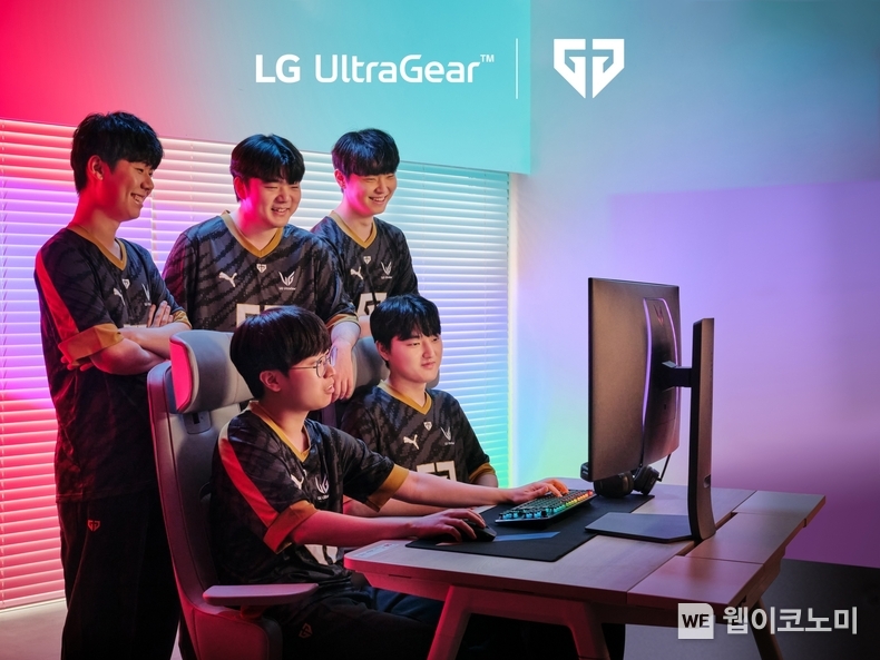 LG전자가 역동적인 게임은 물론, 고화질 영화 등 콘텐츠에 따라 화질을 맞춰 즐기는 ‘LG 울트라기어(UltraGearTM)’ 올레드 게이밍 모니터 신제품을 출시한다. 사진은 LG전자와 파트너십을 맺은 젠지 이스포츠 소속 리그오브레전드 선수단이 제품을 체험하는 모습. / 2024.04.01 (출처: LG전자)