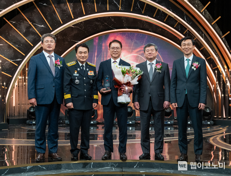 S-OIL 류열 사장(왼쪽 세 번째)이 1일 KBS TV 공개홀에서 열린 제29회 KBS 119상 시상식에서 기념촬영을 하고 있다. 왼쪽부터 DB손해보험 정종표 사장, 소방청 남화영 청장, S-OIL 류열 사장, KBS 박민 사장, KBS미디어 이상우 사장 / 2024.04.01 (출처: S-OIL)