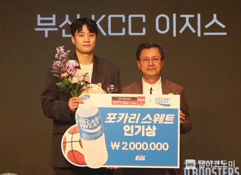 인기상을 수상한 KCC 허웅이 동아오츠카 조익성 부회장과 기념촬영을 하고 있다 / 2024.04.02 (출처: 동아오츠카)